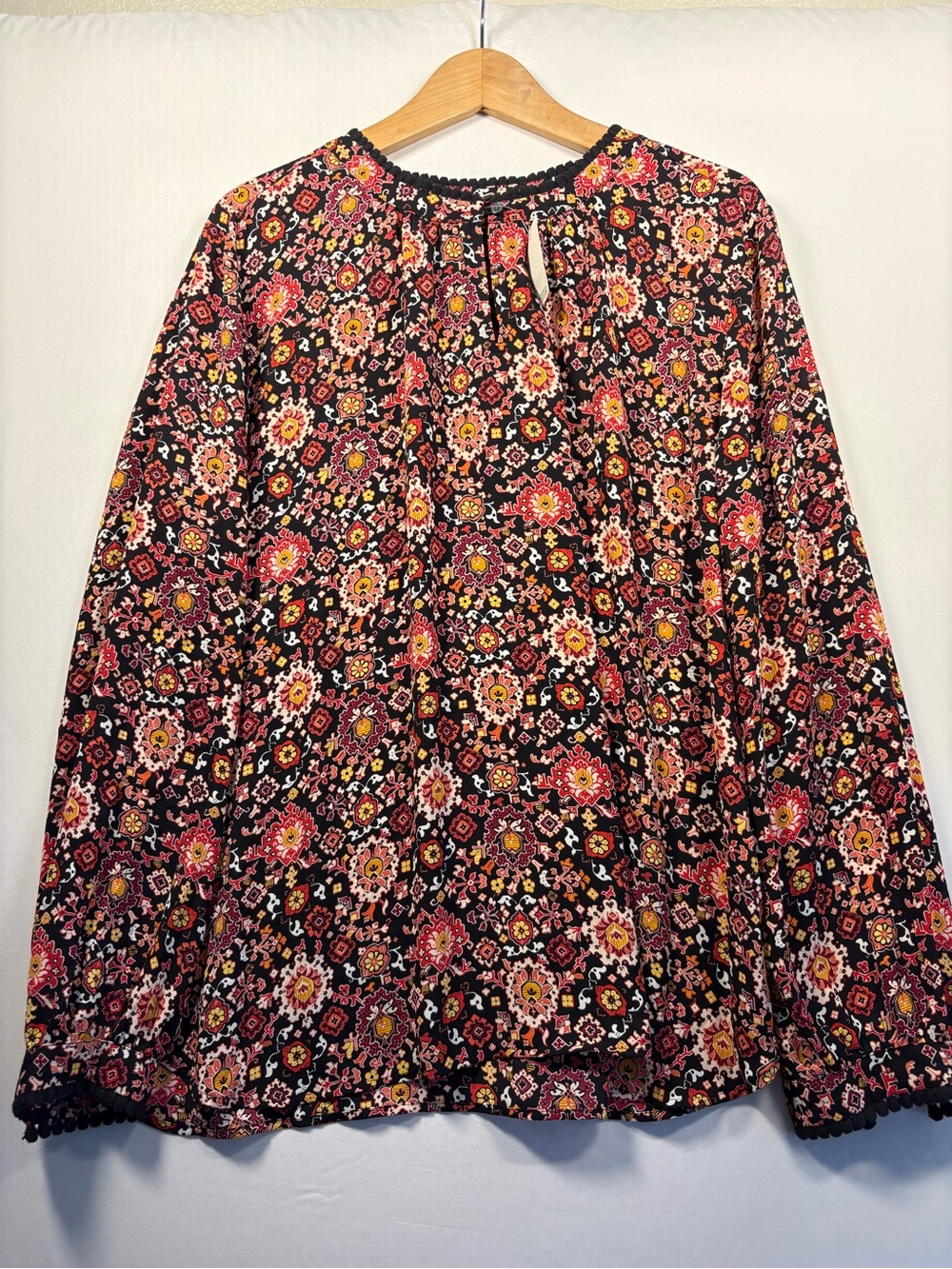 LOFT Women’s Black Red Floral Long Sleeve Black Lace Neck Keyhole Blouse XL NEW